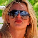 Britney Spears qui porte des lunettes Carrera Panamerika 1S